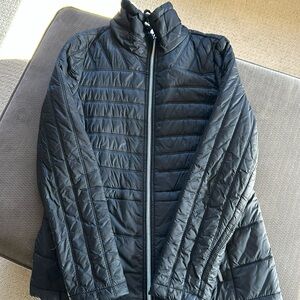 Guess jacket size med

Comes with its own bag